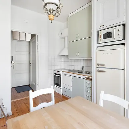 Wehost Spacious For 5 With A Kitchen Huoneisto